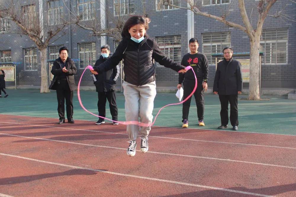 hth官网入口-
滕州书院小学2021年校园体育节暨冬季趣味运动会(图16)
