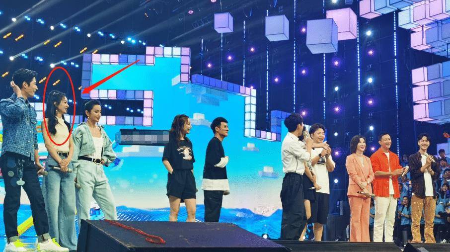 赵丽颖录《快本》换黑长直的发型 截图放大五倍 这确定有32岁?_hth官网入口(图1)
赵丽颖录《快本》换黑长直的发型 截图放大五倍 这确定有32岁?_hth官网入口(图1)