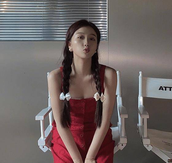 
虞书欣嫌中学照片太胖 特意晒出减肥后的生图 “少女锁骨”太养眼了：hth官网入口(图7)