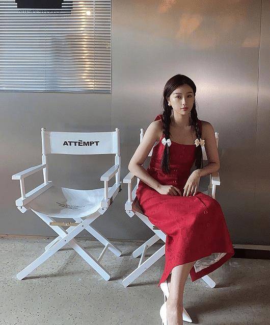 
虞书欣嫌中学照片太胖 特意晒出减肥后的生图 “少女锁骨”太养眼了：hth官网入口(图6)