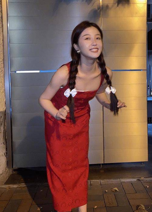 
虞书欣嫌中学照片太胖 特意晒出减肥后的生图 “少女锁骨”太养眼了：hth官网入口(图8)